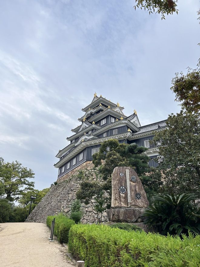 Muros y Torre del Homenaje (Tenshu) del Castillo de Okayama.