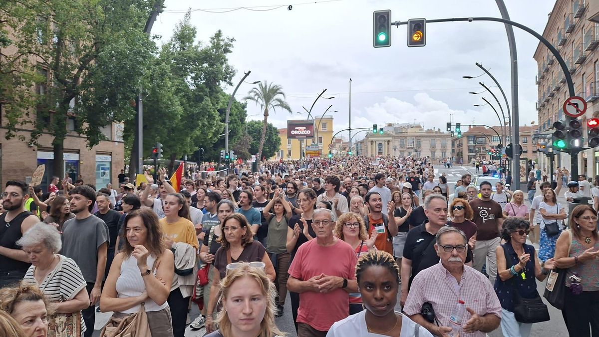 Miles de murcianos recorren la Gran Vía de la capital murciana en protesta por la crisis de la vivienda. E. A.