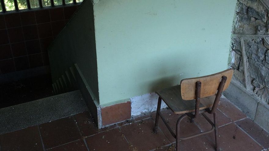 Restos del mobiliario de la escuela abandonada de Villandás.
