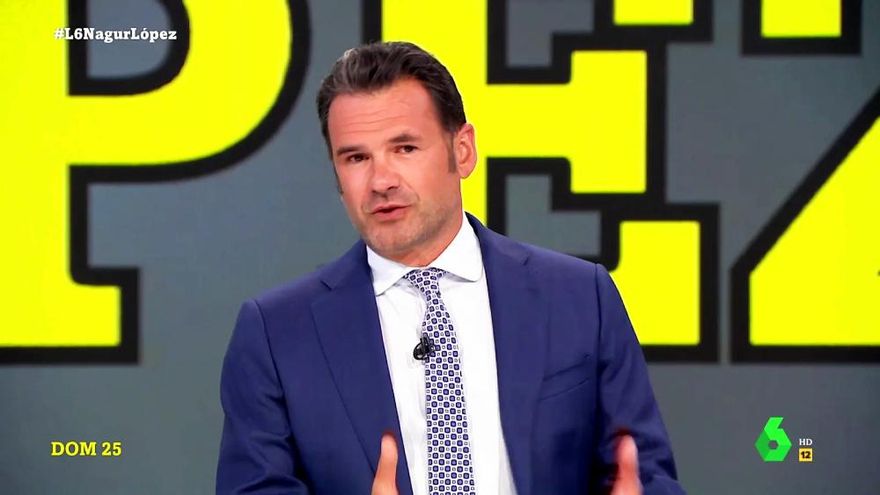 Iñaki López dijo adiós a 'laSexta Noche' con mensaje a la audiencia, aplauso de los tertulianos y sorpresa de Andrea Ropero