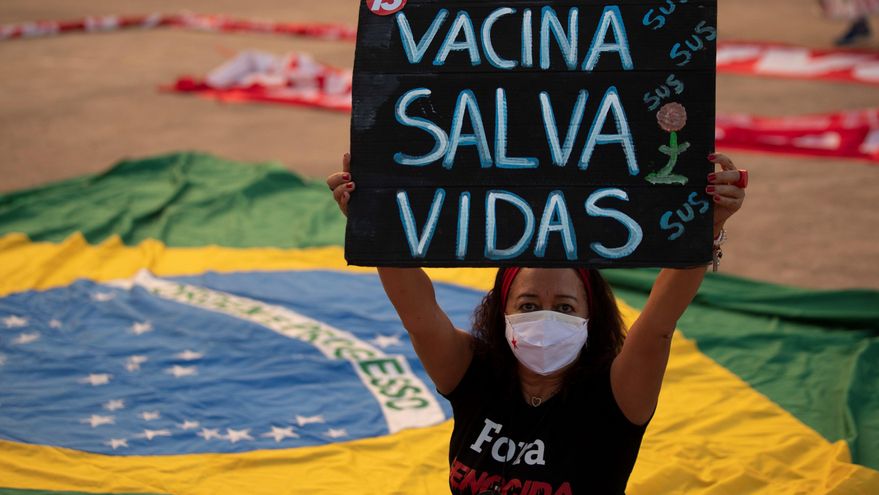 Una mujer fue registrada este miércoles al sostener un cartel que dice "las vacunas salvan vidas", durante una protesta contra el gobierno del presidente de Brasil, Jair Bolsonaro, en Brasilia (Brasil). EFE/Joedson Alves