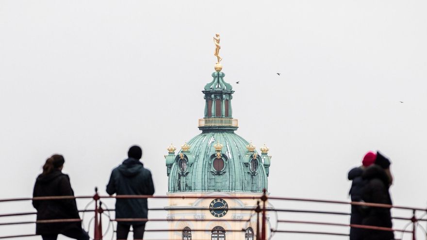 La gente da un paseo por el jardín del palacio de Charlottenburg, en Berlín, Alemania, en medio de la pandemia de la enfermedad por coronavirus (covid-19). EFE/ Hayoung Jeon