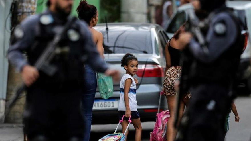 La Policía de Río de Janeiro se prepara este martes antes del comienzo de la reconstrucción de la muerte de la niña Agatha Félix, de 8 años, en Río de Janeiro (Brasil). Agatha murió por un disparo en la espalda durante una operación policial en una favela, suceso que generó una enorme conmoción en Brasil.