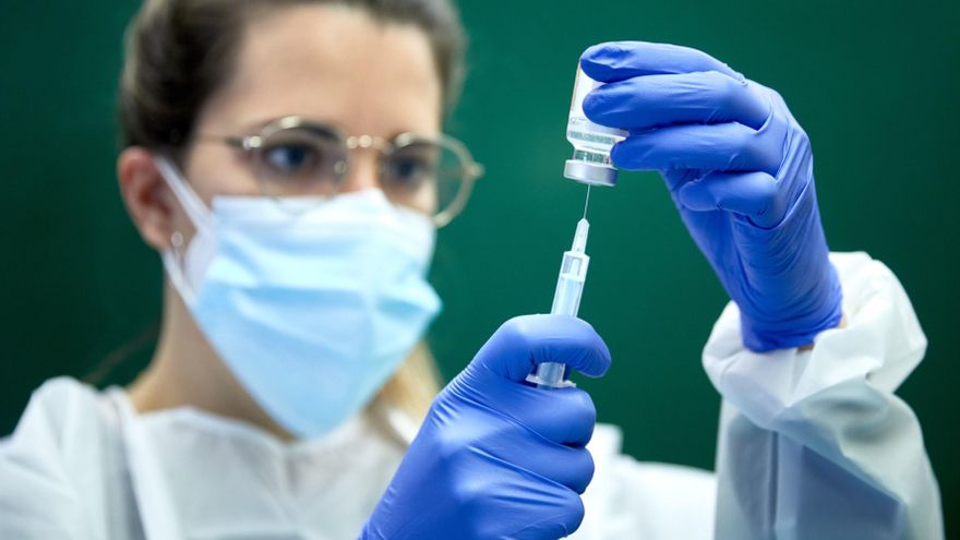 Una sanitaria prepara una dosis de la vacuna contra la covid. EFE/David Borrat/Archivo