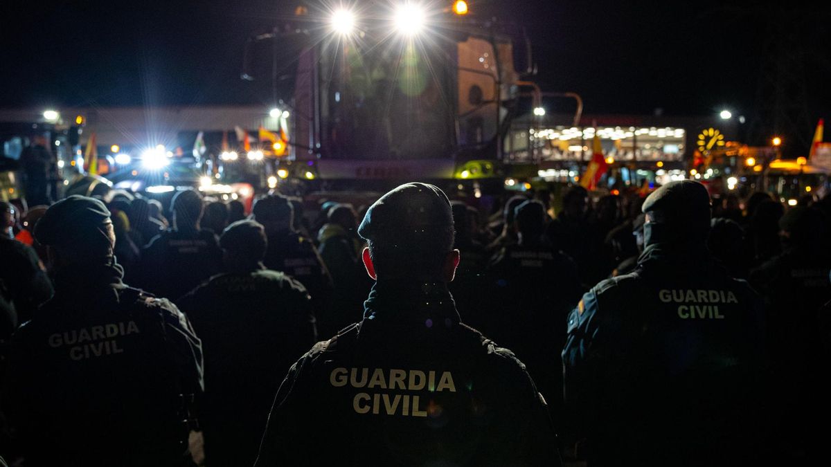 Agentes de la Guardia Civil ante los tractores de los agricultores concentrados en la A-42 a la altura de Torrejón de la Calzada