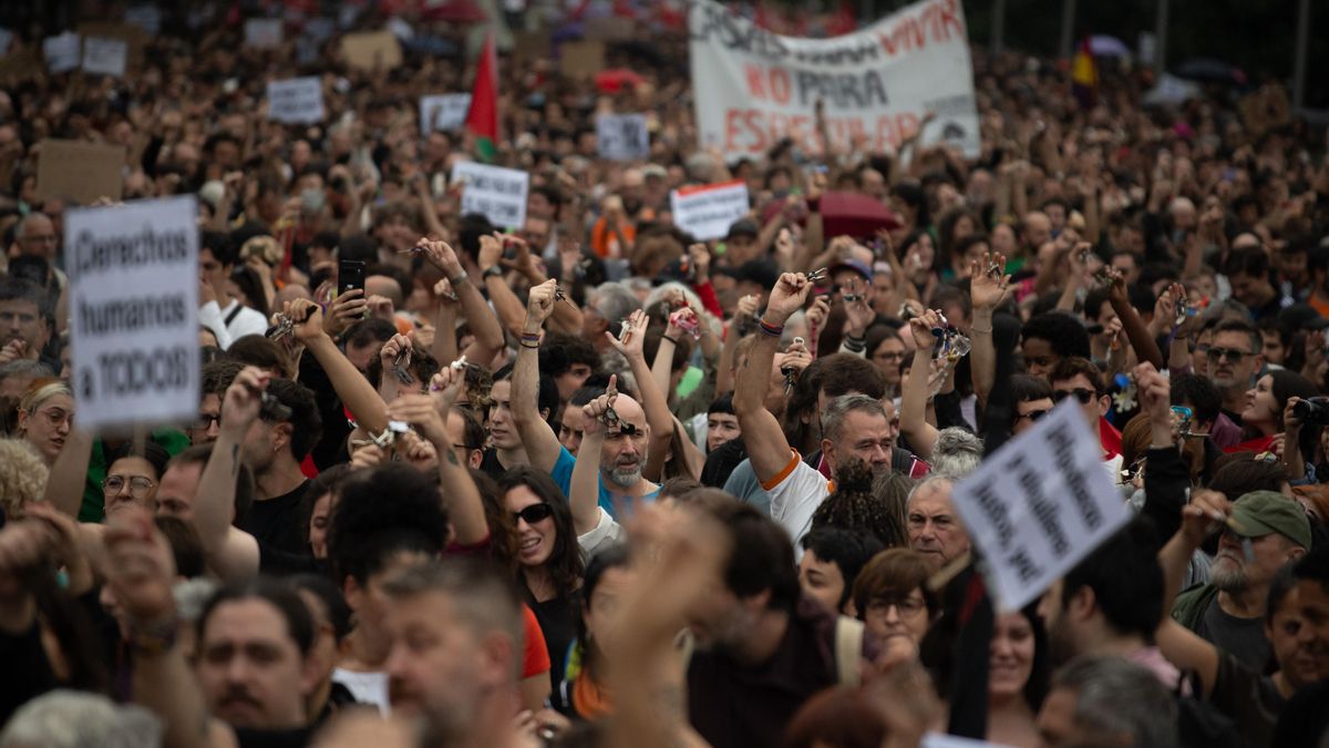 La protesta en la capital se ha vivido entre el ruido metálico de los llaveros en el aire y cánticos de: “¡Abajo el rentismo, que va a caer! ¡Arriba el sindicato, que va a vencer!"