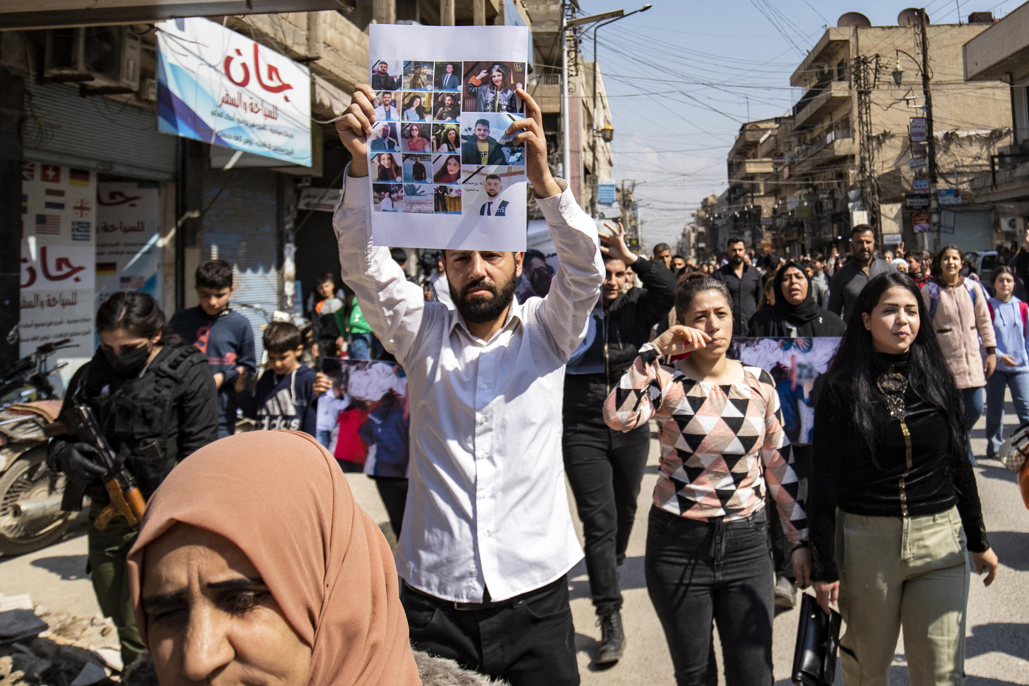 Entierros en Latakia con imágenes de las jóvenes asesinadas.