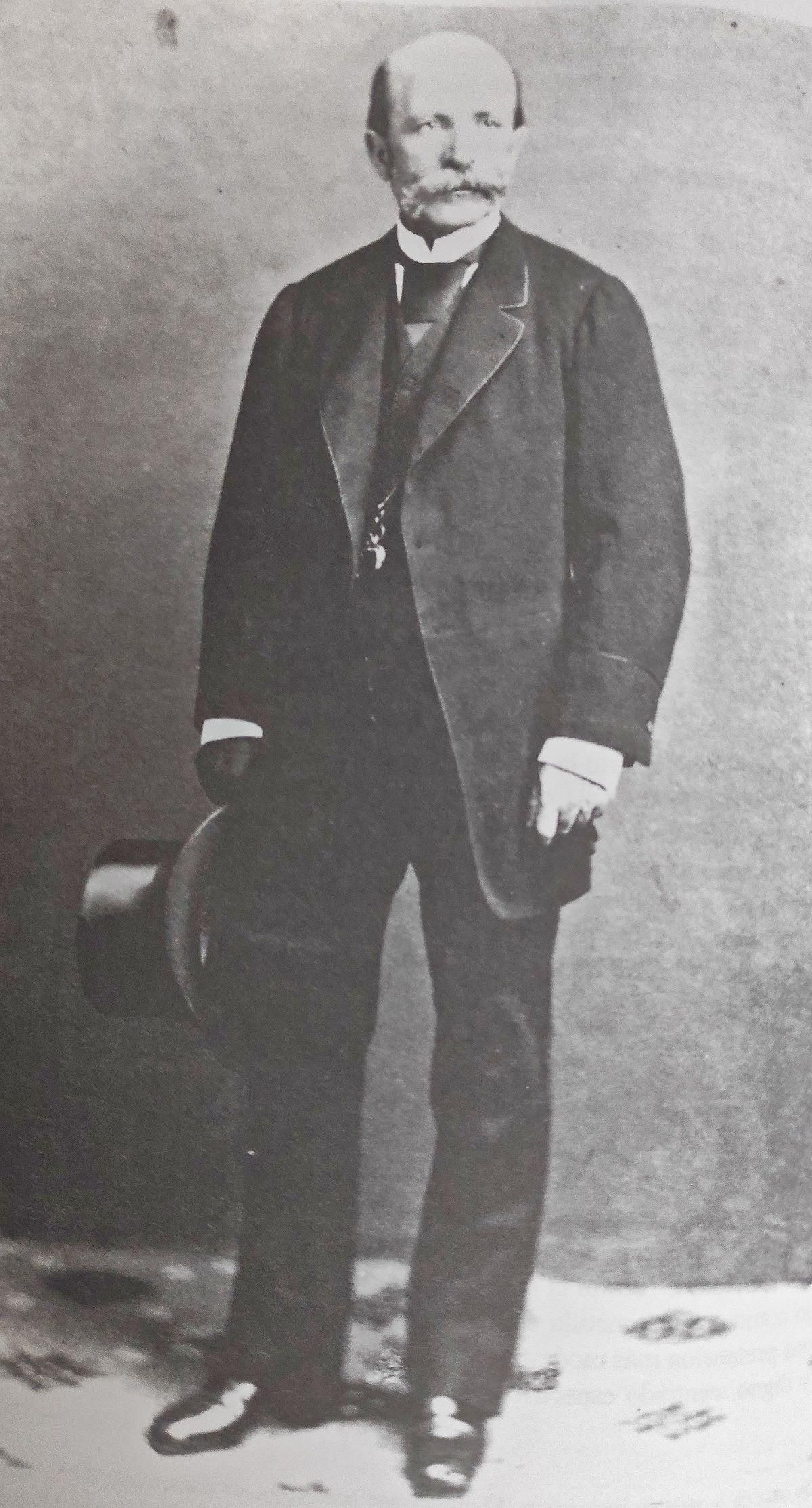 La tercera generación de los Sierra Pambley fue Paco Sierra, el fundador de escuelas.