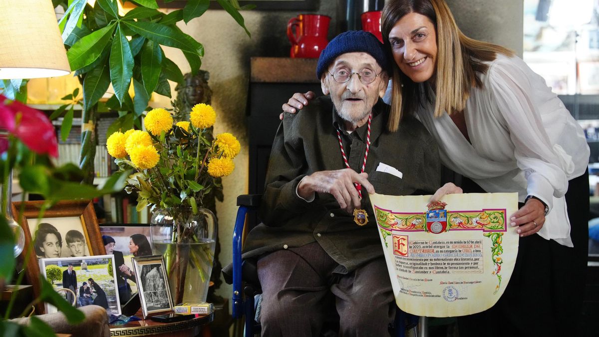 Álvaro Pombo recibe la Medalla de Oro de Cantabria de manos de la presidenta Buruaga.