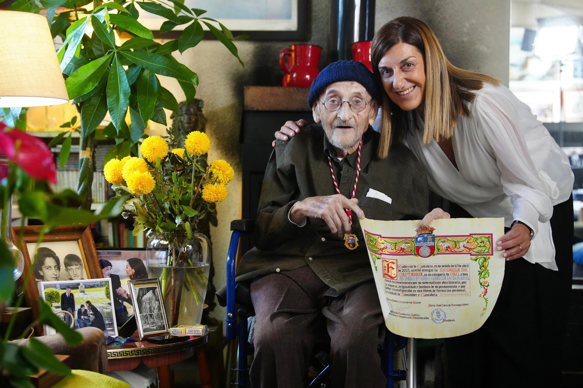 Álvaro Pombo recibe la Medalla de Oro de Cantabria de manos de la presidenta Buruaga.