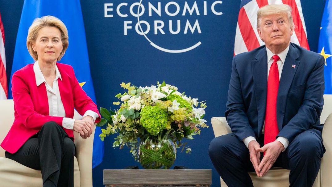 El presidente de EEUU, Donald Trump, junto a la presidenta de la Comisión Europea, Ursula Von der Leyen, en una reunión del Foro Económico de Davos.