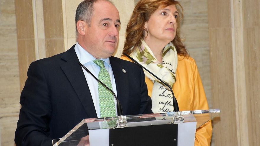 El alcalde de Albacete cesa a una asesora a la que el PP implica en la presunta filtración de exámenes a la Policía local