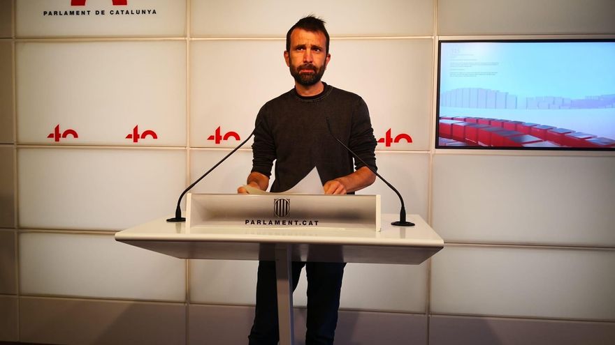 El secretario tercero de la Mesa del Parlament y diputado de la CUP, Pau Juvillà, en rueda de prensa en el Parlament