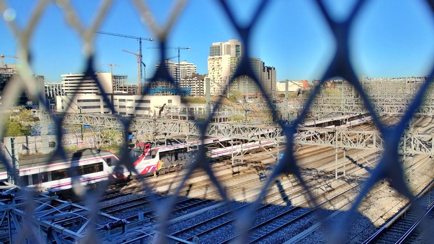 Mar de vías visible sobre el puente de Pedro Bosch gracias al itinerario peatonal