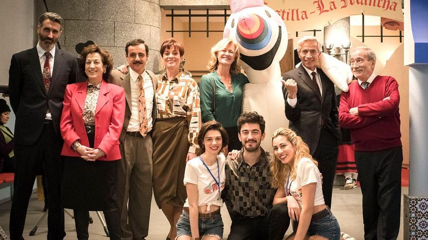 Parte del elenco de 'Cuéntame' en la nueva temporada de la serie