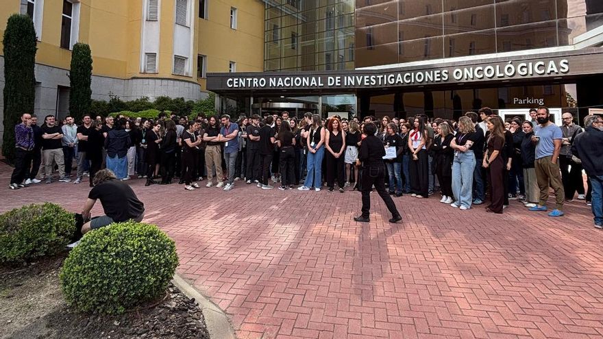 Concentración de trabajadores en la puerta del CNIO este jueves 30 de abril.