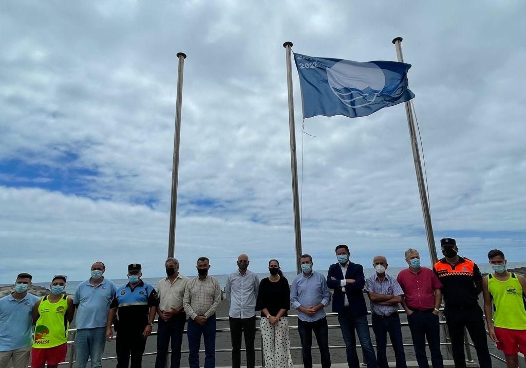 La bandera azul ondea por primera vez en la playa de Santa Cruz de La Palma.
