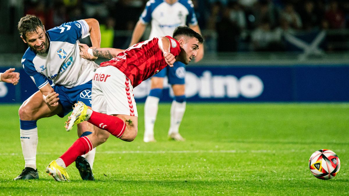 Moleiro supera a Aitor Sanz en el último clásico del fútbol canario, el 7 de enero de 2024