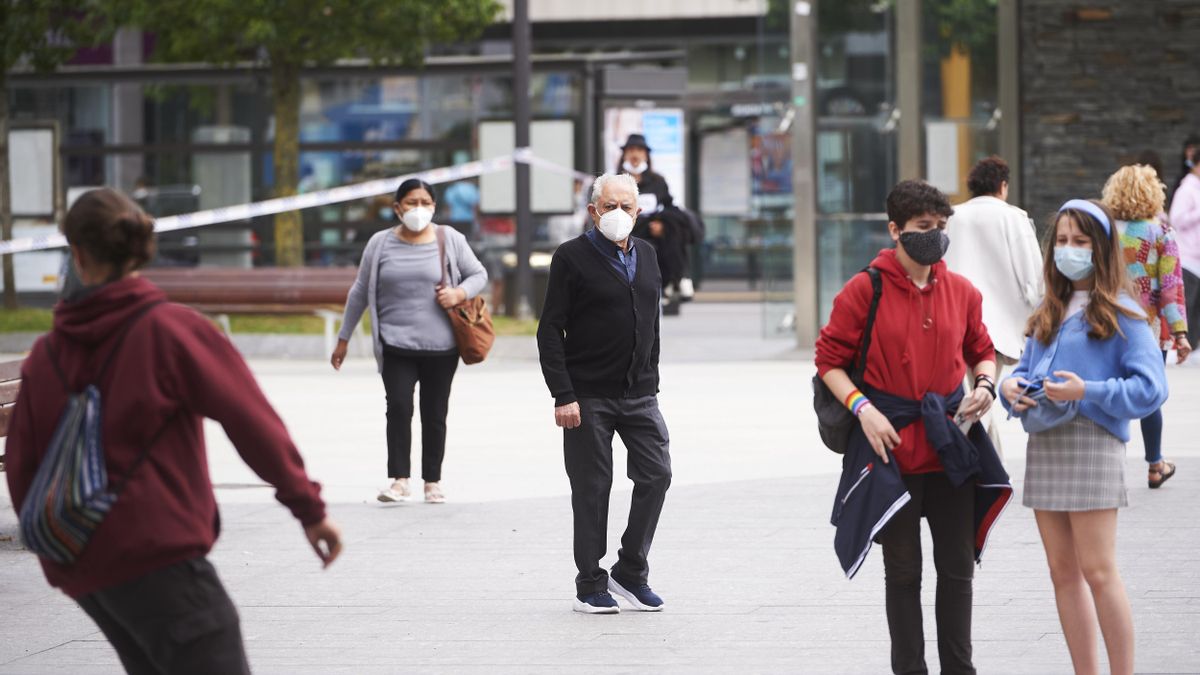 Archivo - Transeúntes pasean por calles de Santander con mascarilla