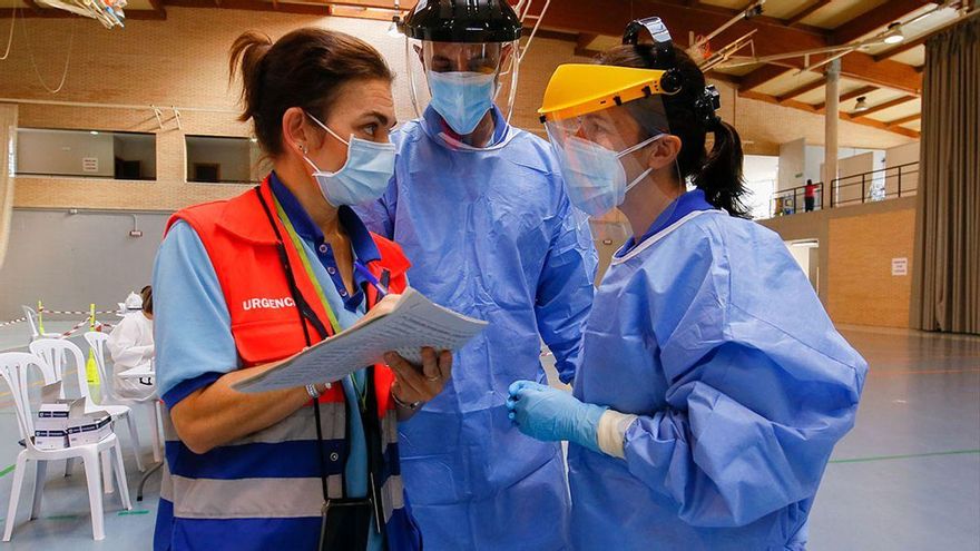 Sanitarios en realizan test de covid masivos en el polideportivo de Almódovar del Río