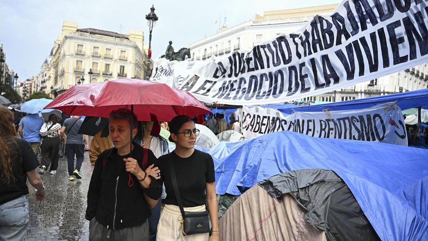 Vista de la acampada de la Puerta del Sol tras el rechazo en votación de los dos decretos sobre vivienda.