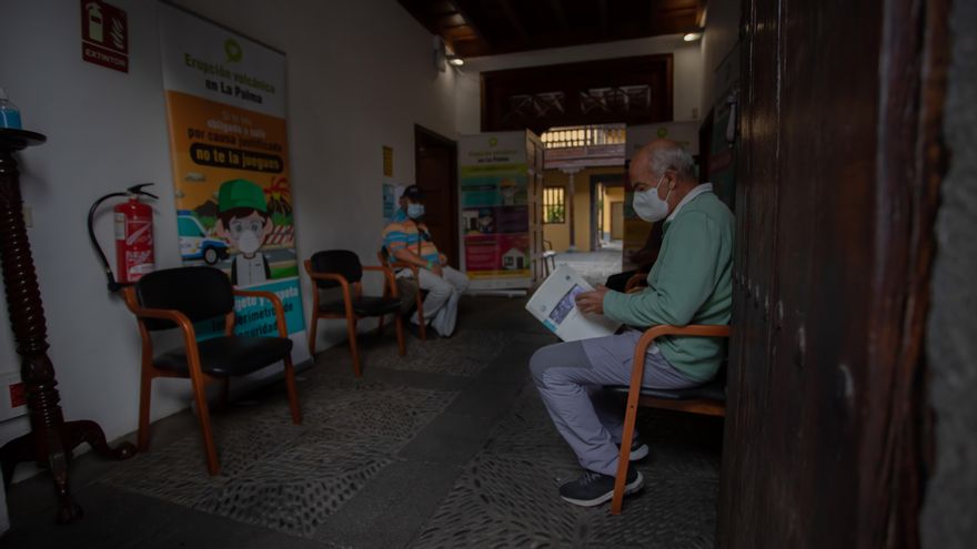 Damnificados por el volcán de La Palma piden ayuda en la Casa Massieu