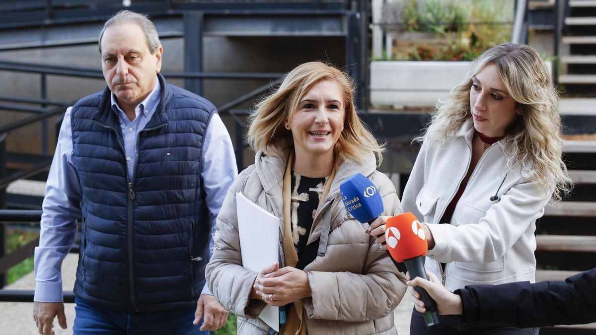 La exconsellera Salomé Pradas (c) a su llegada a una reunión del Centro de Coordinación Operativa Integrada (CECOPI).