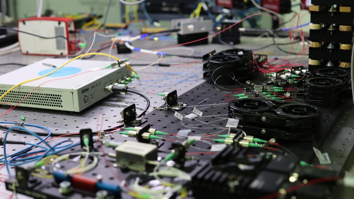 Experiment amb una xarxa de làsers de semiconductor. Aquesta xarxa de làsers té la funció de processar informació a alta velocitat, com a prototip d'una intel·ligència artificial fotònica.