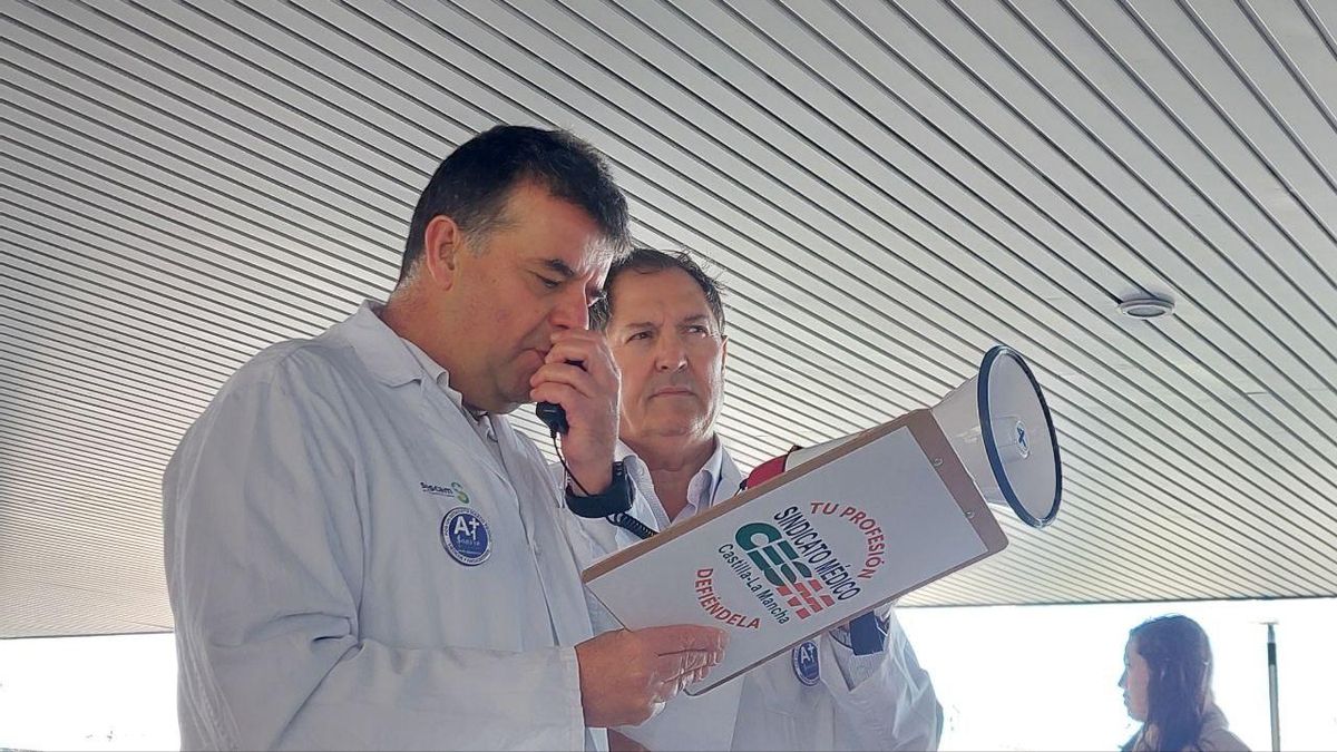 Carlos Vicario, vicesecretario provincial en Toledo de CESM CLM (izquierda) y Juan José García Cruz, presidente del sindicato de médicos SIMEFYR-CLM (derecha)