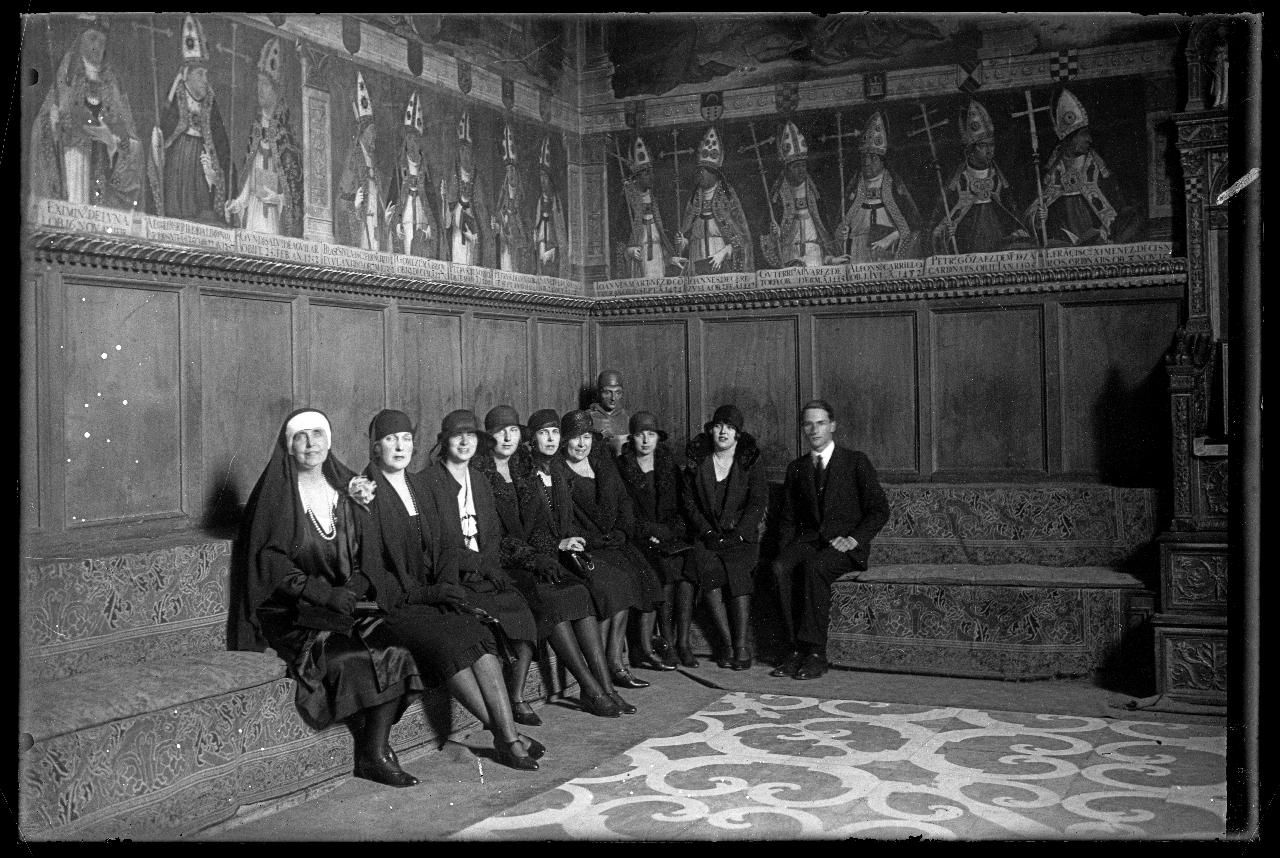 La Reina Victoria Eugenia de Battenberg visitando la Sala Capitular de la Catedral de Toledo. 1911.
