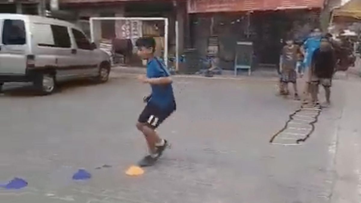 Autos estacionados interfieren los entrenamientos de La Carbo FC
