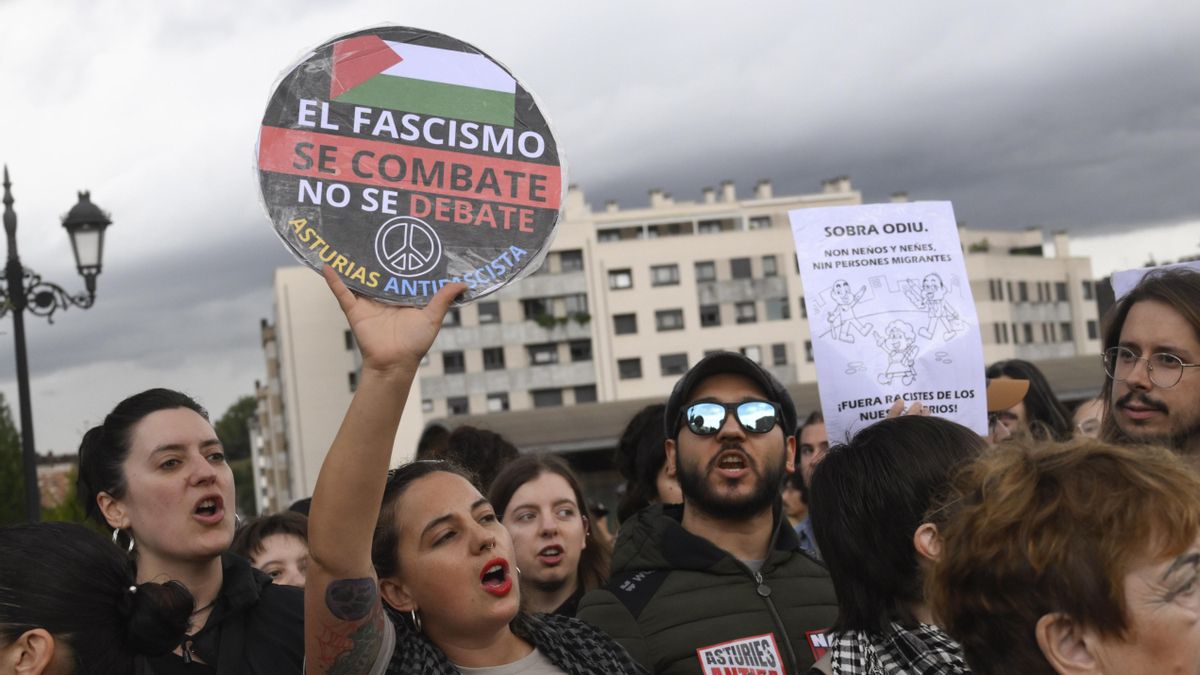 Asturies Antifascismo convocó a centenares de personas en contra de los mensajes de odio en el barrio ovetense de La Florida.