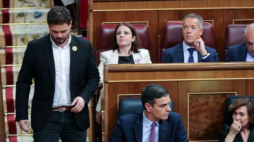 Gabriel Rufián pasa por la bancada socialista y el escaño de Pedro Sánchez. Imagen de archivo.