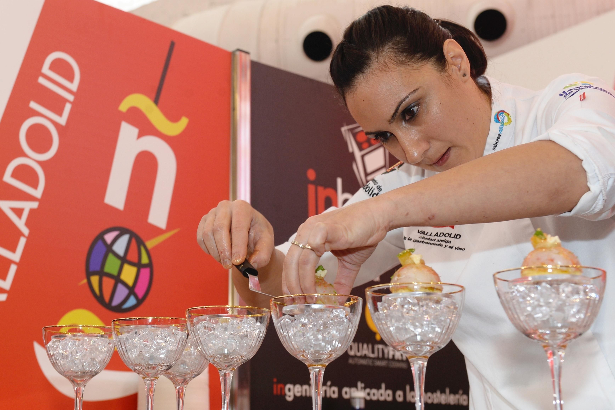 La cocinera Palmira Soler, del restaurante '5 Gustos' de Valladolid, prepara el plato 'Cóctel de gambas', con el que participa en el XVIII Concurso de Nacional de Pinchos y Tapas que ha comenzado este lunes en Valladolid. EFE/Nacho Gallego