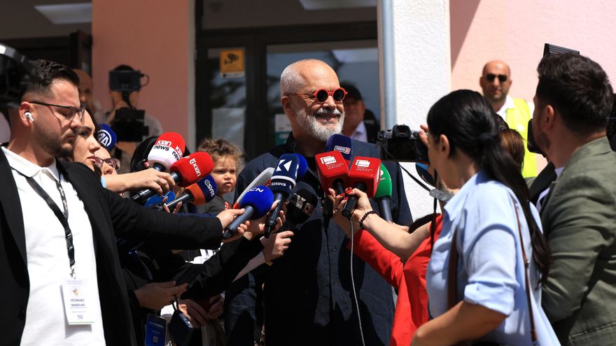 Sondeos a pie de urna vaticinan cuarto mandato para los socialista de Edi Rama