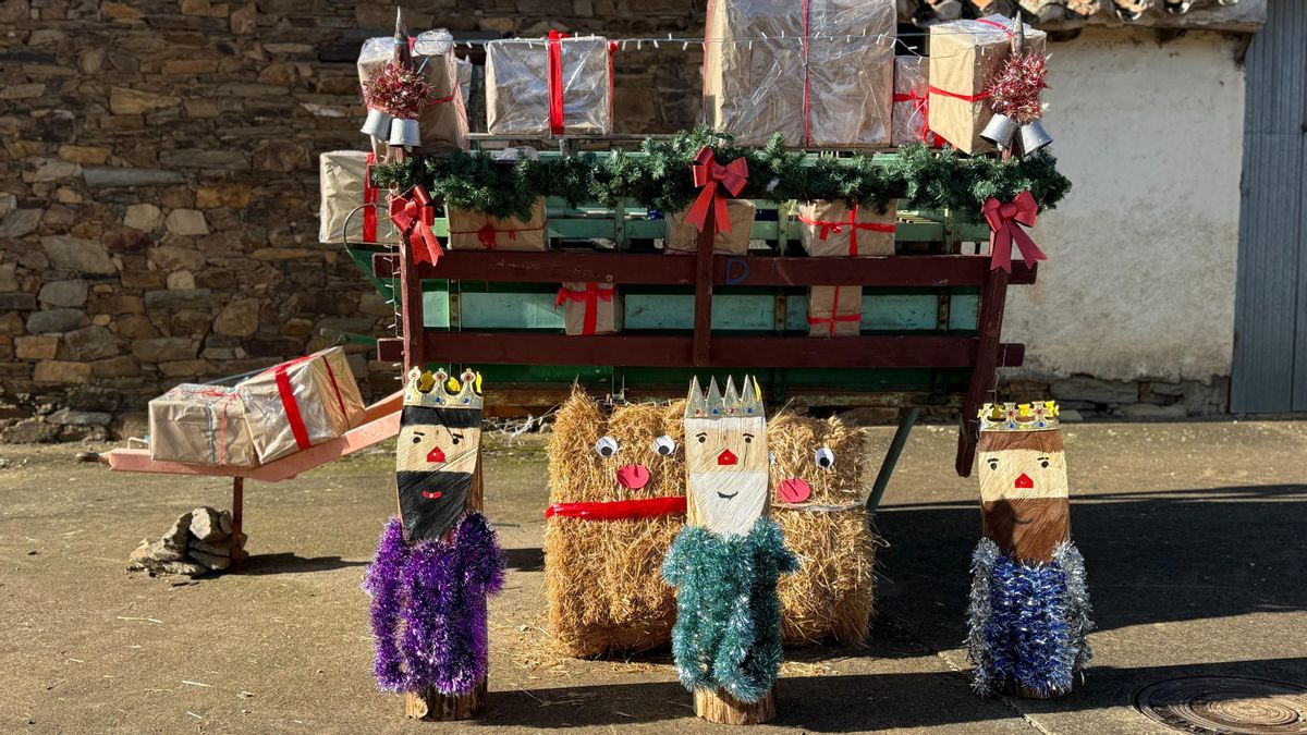 Valdespino de Somoza brilla por Navidad: la magia construida a base de rollos de paja y pura artesanía