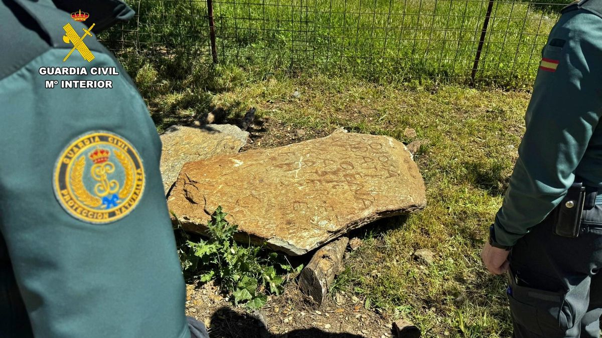 Recuperadas dos estelas funerarias romanas en Badajoz que un vecino ocultó tras hallarlas en la ribera de un río