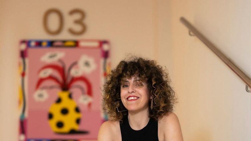 La artista Harsa Pati, que ha diseñado el cartel del festival, frente a una de sus obras