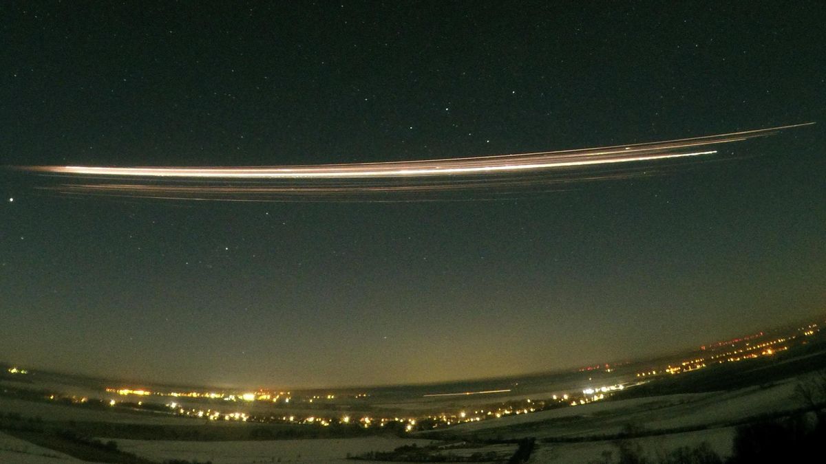 Registran por primera vez la nube de contaminación producida por la reentrada de los cohetes de Elon Musk