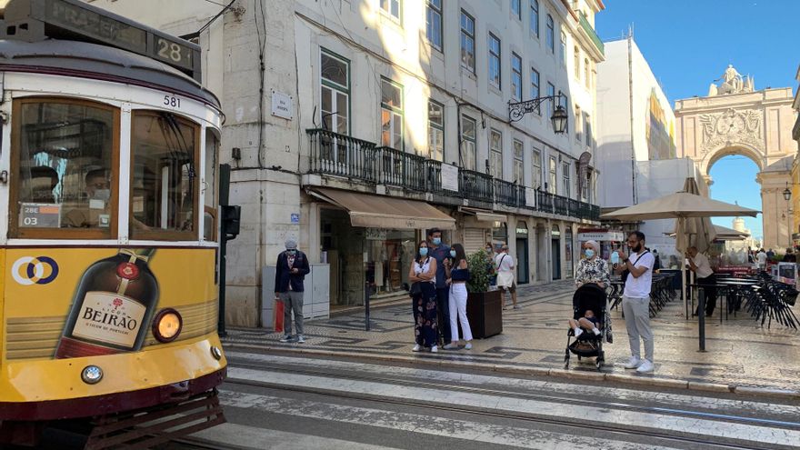 Un tranvía a su paso por el barrio de la Baixa, en Lisboa (Portugal), este sábado, en el que transcurre sin incidencias el toque de queda impuesto durante la pasada noche entre las 23 y las 05 horas, mientras el número de contagios de covid continúa al alza en todo el país. EFE/ Irene Barahona