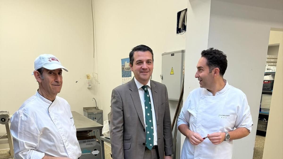 El alcalde de Córdoba, en una visita a la Panadería El Brillante, en el año 2024.
