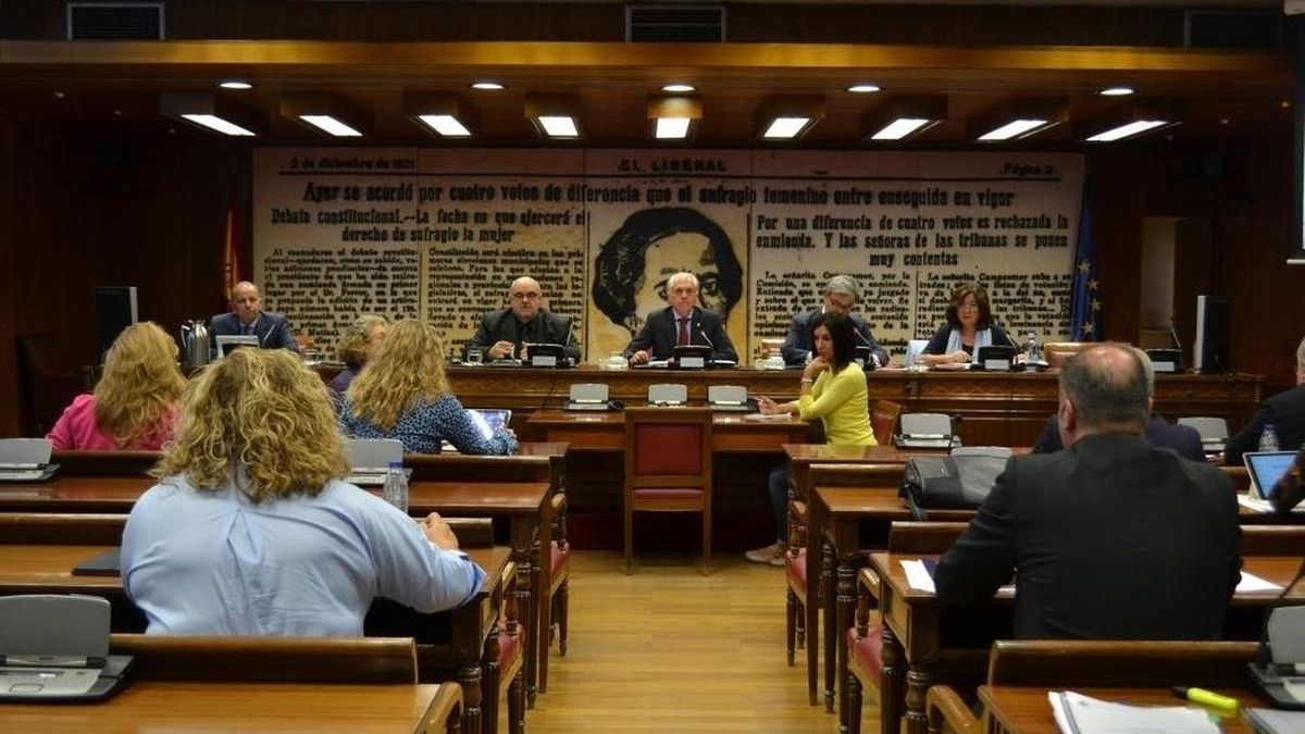 Investigadores y familias de víctimas del franquismo reclaman en el Senado la aplicación de la Ley de Memoria