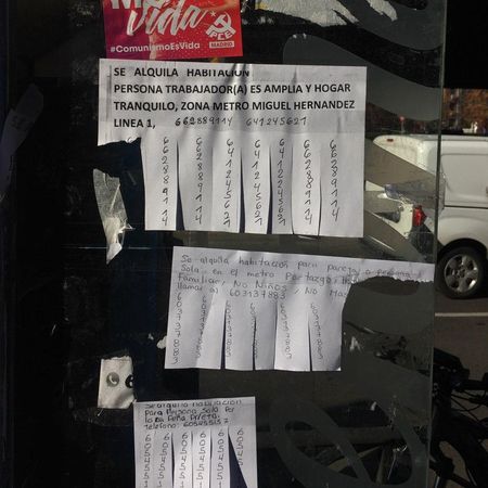 Cabina con varios carteles en Vallecas