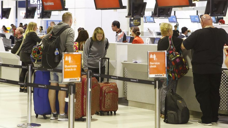 Viajeros en el aeropuerto internacional Kingsford Smith en Sídney (Australia), en una fotografía de archivo. EFE/Daniel Muñoz