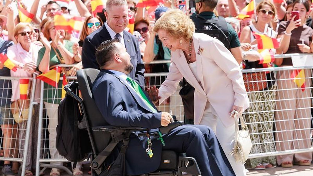 La reina emérita doña Sofía saluda al alcalde de La Roda Juan Ramón Amores, enfermo de ELA, en presencia del presidente de Castilla-La Mancha, Emiliano García-Page