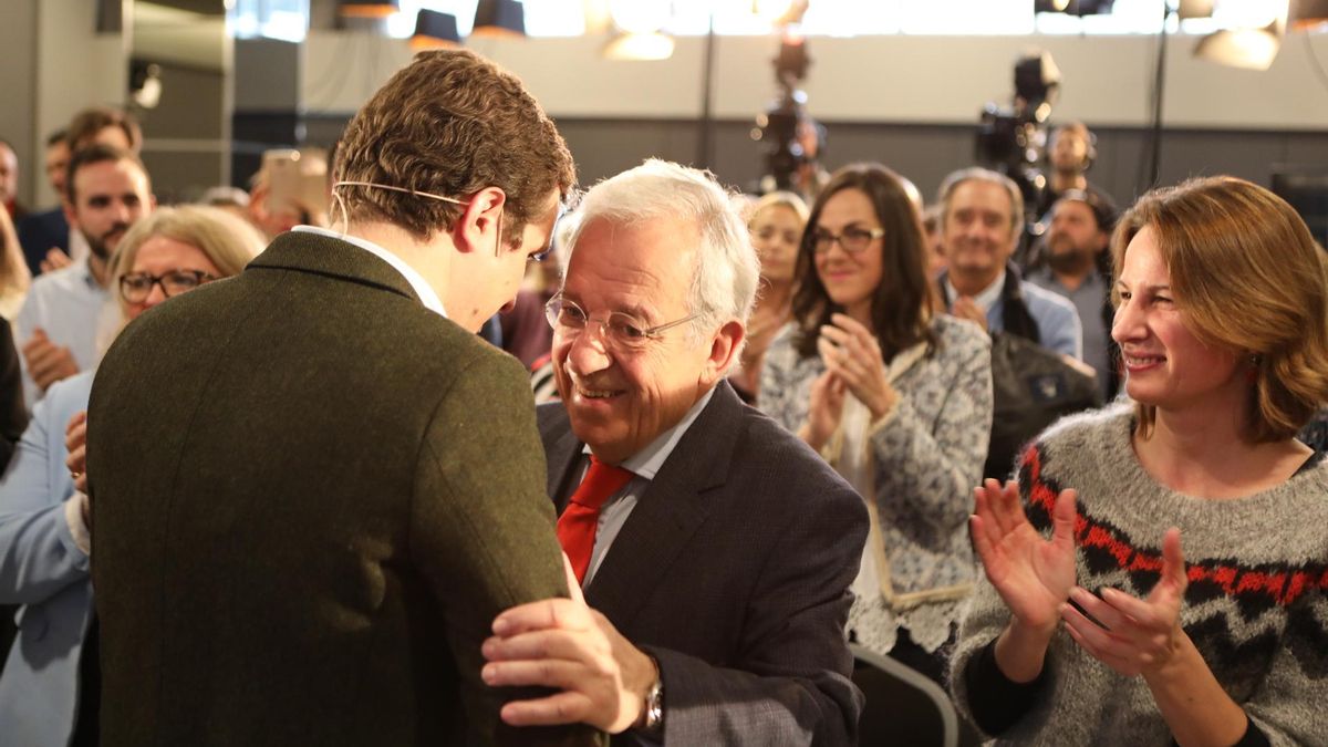 El presidente del PP, Pablo Casado, abraza al exdiputado del PP, Jaime Ignacio del Burgo, durante el acto de presentación de candidaturas del partido en Navarra.