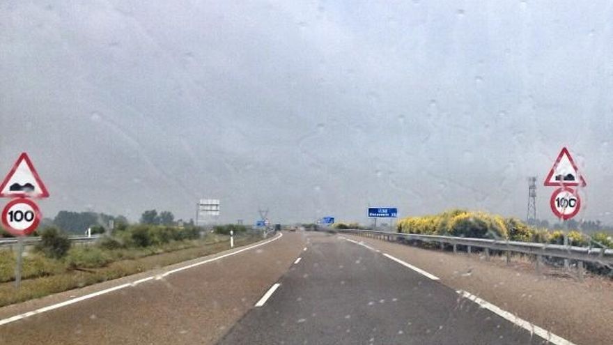 La autovía León-Benavente A-66 con la reduccion de velocidad y anuncio de badenes por peligrosos desperfectos en la calzada.