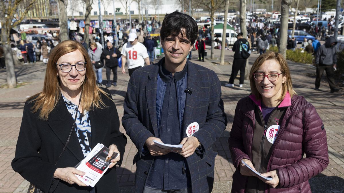 Juan Gascón, candidato de la coalición Izquierda Unida-Movimiento Sumar-Verdes Equo 'En Común' a la Presidencia de la Junta de Castilla y León, recorre, junto a más miembros de la candidatura, el Mercado del Estadio de Valladolid, este domingo.