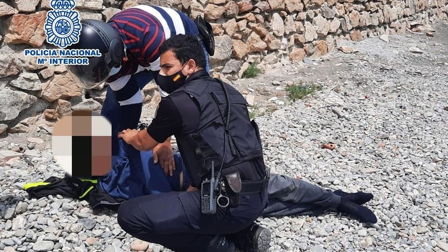 Una patrulla de la Policía salva la vida a un joven inmigrante en Ceuta