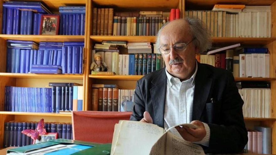 Rubén Cacho / ICAL El poeta leónes Antonio Colinas muestra unos manuscritos de su poemario 'Tiempo y abismo' (2002) en su casa de La Bañeza (León)